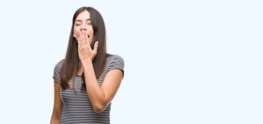 Genç güzel İspanyol kadın el ağzıyla kapsayan yorgun esneme sıkılmış. Restless ve uyku hali.