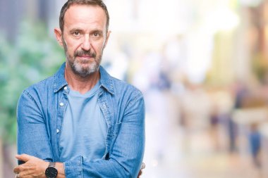 Orta yaş yüzünde ciddi bir ifade ile izole arka plan üzerinde ağarmış komuta sizde. Basit ve doğal kameraya bakıyor.