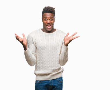 Afrikalı-Amerikalı genç deli kutluyor ve silah ile başarı için heyecanlı çığlık kaldırdı ve açık gözleri hayret izole arka plan üzerinde. Kazanan kavramı