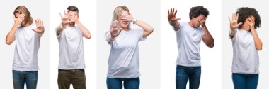 Kolaj genç grup insanlar elleriyle gözlerini kapsayan izole arka plan üzerinde beyaz t-shirt giyen ve stop jest ile acı ve korku ifadesi. Utandım ve negatif kavramı.