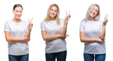 Kolaj bir grup genç kadını mutlu yüz zafer işareti yaparken kameraya göz kırpıyor ile gülümseyen izole arka plan üzerinde beyaz t-shirt giyiyor. İki numaralı.