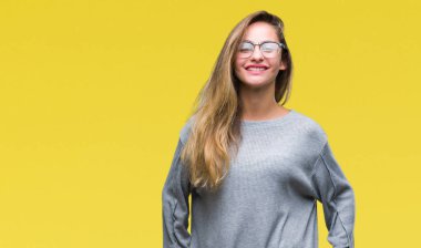 Yüzünde mutlu ve güzel bir gülümseme ile izole arka plan üzerinde gözlük takan genç güzel sarışın bir kadın. Şanslı kişi.