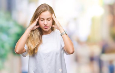 Genç güzel sarışın kadın üzerinde rahat beyaz t-shirt giyen izole arka plan baş baş ağrısı için el ile çünkü stres. Migren muzdarip.