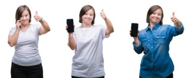Aşağı ok işareti, başparmak ile parmak, mükemmel işareti yapıyor kocaman bir gülümseme ile izole arka plan üzerinde mutlu smartphone kullanan sydrome kadın kolaj