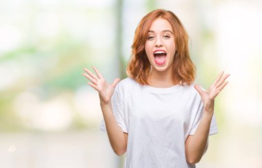 Genç güzel kadın deli kutluyor ve silah ile başarı için heyecanlı çığlık kaldırdı ve açık gözleri hayret izole arka plan yüzünden. Kazanan kavramı