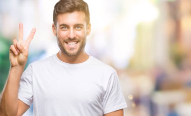 Yakışıklı delikanlı gösterilen ve parmakları ile işaret izole arka plan üzerinde ikincisi ise kendinden emin ve mutlu gülümseyerek.