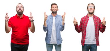 Kolaj bir grup geçiş parmakları umut ve gözleri kapalı ile gülümseyen izole arka plan üzerinde genç adam. Şans ve batıl kavramı.