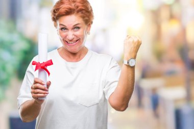 Duygu tezahürat derecesi sertifika gurur çığlık ve zafer ve başarı çok heyecanlı, kutluyor izole arka plan üzerinde tutan kıdemli beyaz kadın