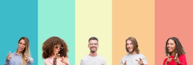 Kolaj grup fotoğraf makinesi ile mutlu ve komik yüz için parmakları işaret renkli vintage izole arka plan üzerinde genç insan. İyi enerji ve vibes.