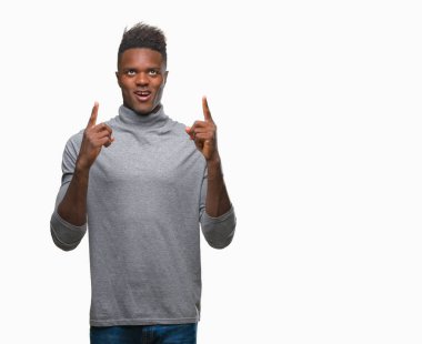Genç Afro-Amerikan adam izole arka plan üzerinden hayran ve yukarıya bakıp parmakları ile işaret şaşırttı ve silah kaldırdı.