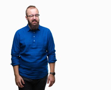 Seksi bir ifadeyle, neşeli ve mutlu yüzünü kameraya bakarak göz kırpıyor izole arka plan üzerinde gözlük takan Genç beyaz hipster adam.