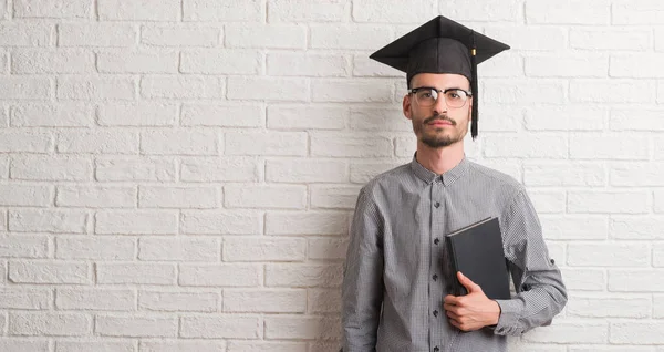 Jovem Adulto Homem Sobre Parede Tijolo Usando Tampa Graduação Com — Fotografia de Stock