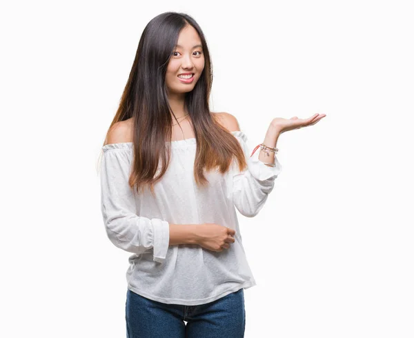 Jonge Aziatische Vrouw Geïsoleerde Achtergrond Lacht Vrolijk Presenteren Wijzen Niet — Stockfoto