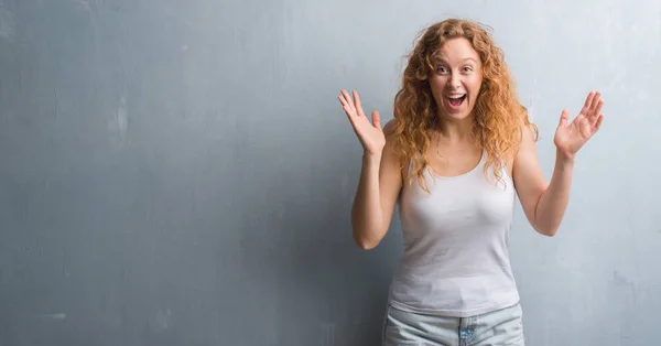 Giovane Donna Rossa Sul Muro Grigio Grunge Molto Felice Eccitato — Foto Stock