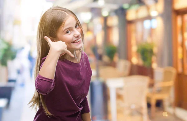 Mooi Meisje Geïsoleerde Achtergrond Doen Glimlachen Telefoon Gebaar Met Hand — Stockfoto