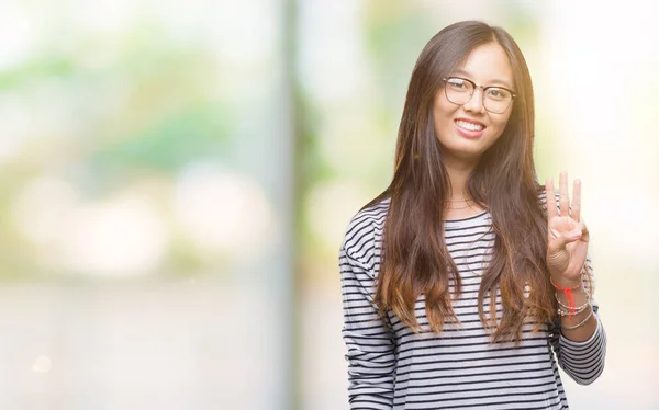 Jonge Aziatische Vrouw Dragen Bril Geïsoleerde Achtergrond Weergeven Met Vingers — Stockfoto