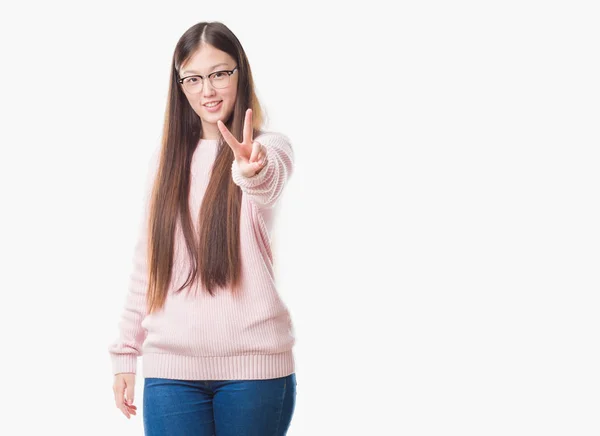 Joven Mujer China Sobre Fondo Aislado Con Gafas Sonriendo Mirando — Foto de Stock