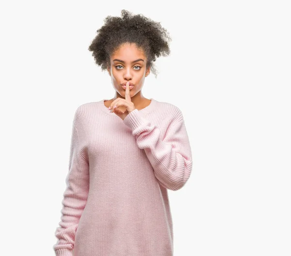 Junge Afroamerikanerin Trägt Winterpullover Über Isoliertem Hintergrund Und Bittet Ruhe — Stockfoto