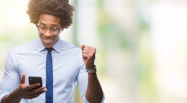 Afro Amerikaanse Bedrijfsleven Man Texting Met Smartphone Geïsoleerde Achtergrond Schreeuwen — Stockfoto