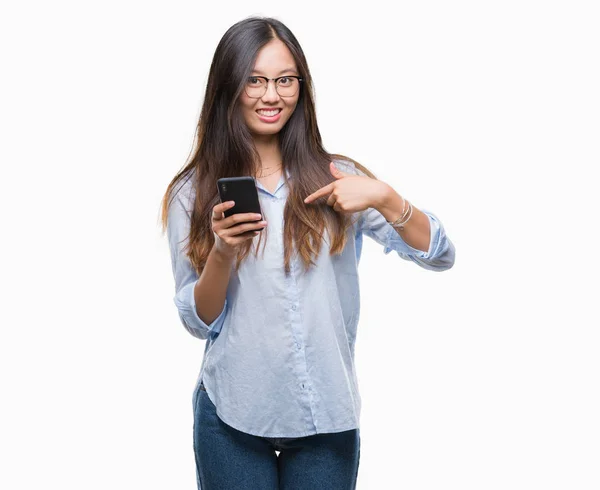 自分自身に驚き顔人差し指と孤立の背景にスマート フォンを使用して若いアジア女性のテキスト メッセージ — ストック写真