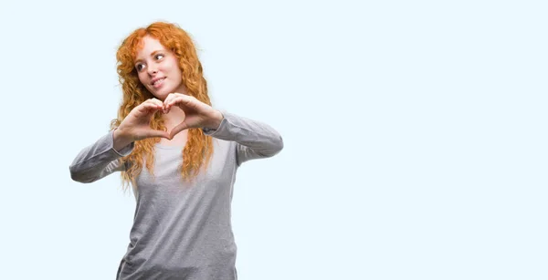 Mujer Pelirroja Joven Sonriendo Amor Mostrando Símbolo Del Corazón Forma —  Fotos de Stock