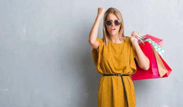 Mulher Bonita Sobre Grunge Cinza Parede Segurando Sacos Compras Vendas — Fotografia de Stock