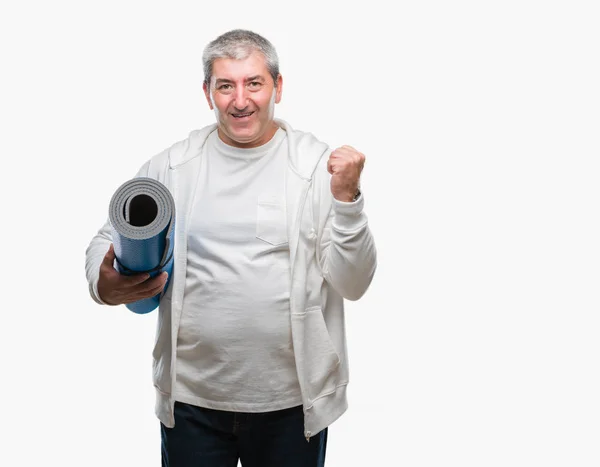 Schöner Älterer Mann Mit Yogamatte Über Isoliertem Hintergrund Schreit Stolz — Stockfoto