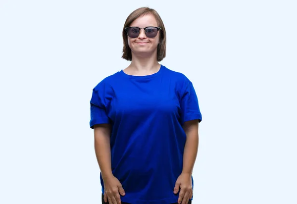 Mulher Adulta Jovem Com Síndrome Usando Óculos Sol Sobre Fundo — Fotografia de Stock