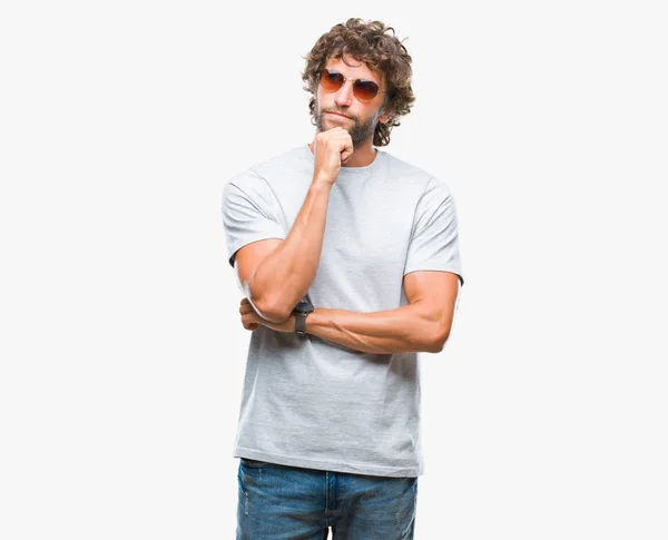 Gutaussehender Hispanischer Modelmann Mit Sonnenbrille Über Isoliertem Hintergrund Die Hand — Stockfoto