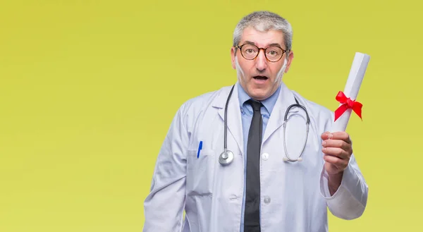 Bello Anziano Medico Uomo Possesso Carta Grado Sfondo Isolato Spaventato — Foto Stock