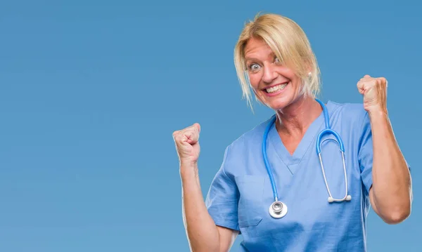 Medelålders Blond Sjuksköterska Kirurg Läkare Kvinna Över Isolerade Bakgrund Mycket — Stockfoto