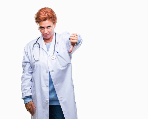不幸なと怒って拒否反応を示さず ジェスチャーを親指で否定的な分離の背景に医療制服を着て先輩の白人医師女性 不適切な表現 — ストック写真
