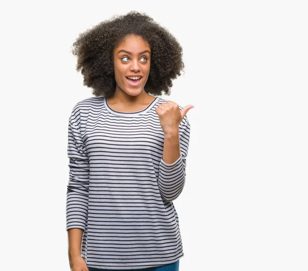 Jovem Afro Americana Sobre Fundo Isolado Sorrindo Com Rosto Feliz — Fotografia de Stock