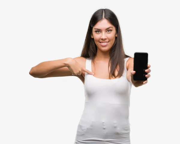 Jeune Belle Hispanique Montrant Smartphone Avec Visage Surprise Pointant Doigt — Photo
