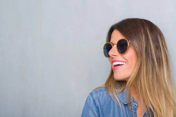 Junge Erwachsene Frau Über Grunge Grauer Wand Mit Retro Sonnenbrille — Stockfoto