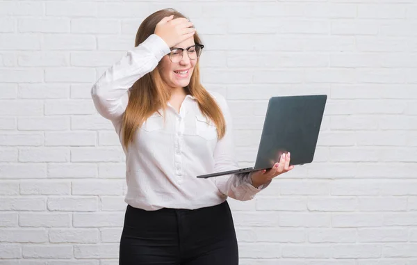 Junge Erwachsene Geschäftsfrau Über Weißer Backsteinwand Computer Laptop Gestresst Mit — Stockfoto