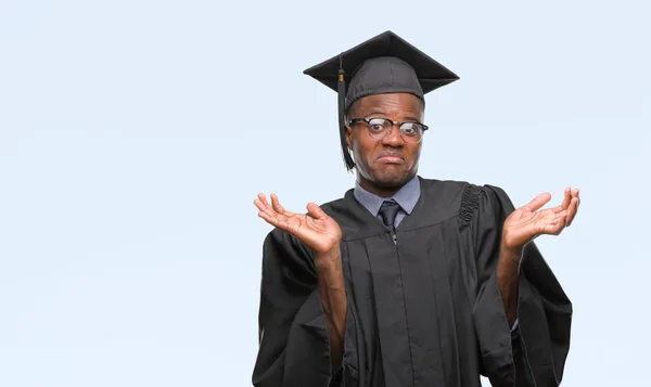 Junger Afrikanisch Amerikanischer Akademiker Mit Isoliertem Hintergrund Ratlos Und Verwirrt — Stockfoto