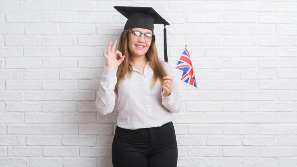 Joven Mujer Adulta Sobre Pared Ladrillo Blanco Con Gorra Graduado —  Fotos de Stock