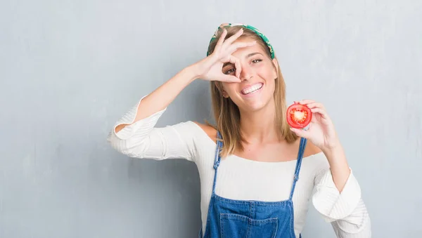 Belle Jeune Femme Sur Mur Gris Grunge Manger Tranche Tomate — Photo