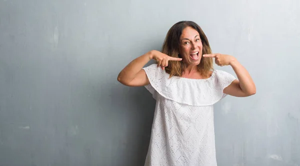 Hispanische Frau Mittleren Alters Die Über Der Grauen Grunge Wand — Stockfoto