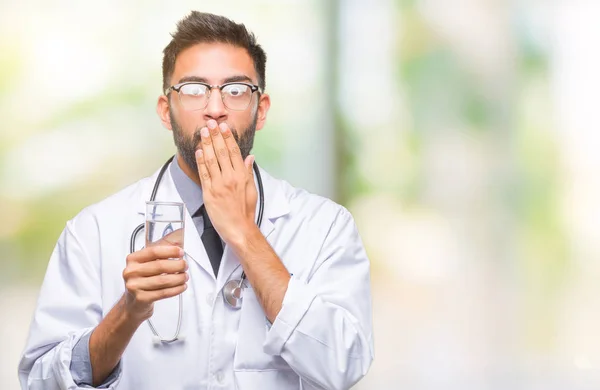 Adulto Ispanico Medico Uomo Bere Bicchiere Acqua Fondo Isolato Coprire — Foto Stock