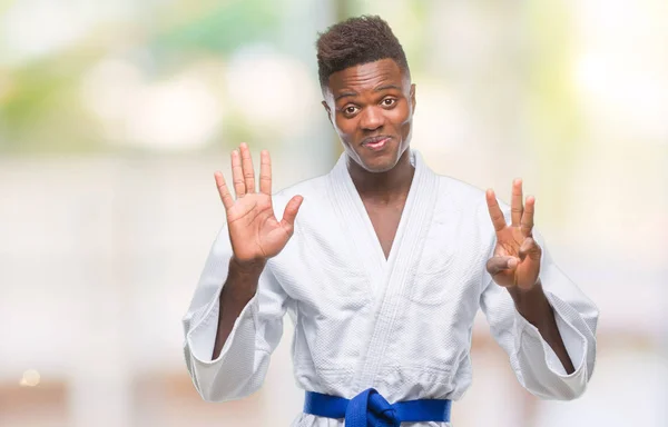 Unga Afroamerikanska Mannen Över Isolerade Bakgrunden Iklädd Kimono Visar Och — Stockfoto