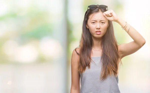 若いアジア女性のサングラスは怒っている背景を分離し イライラして怒りで叫びながら猛烈な拳の狂牛病発生します 怒りと攻撃的な概念 — ストック写真