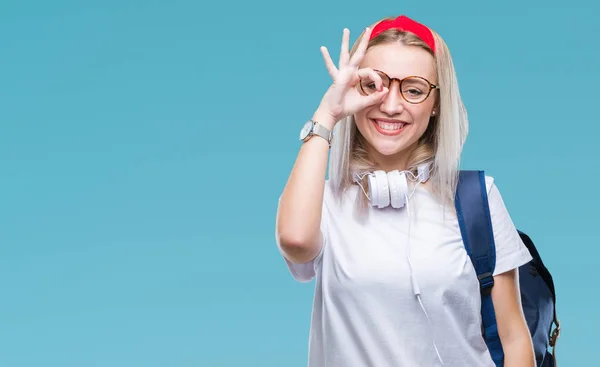 Giovane Studentessa Bionda Indossa Occhiali Zaino Sfondo Isolato Facendo Gesto — Foto Stock