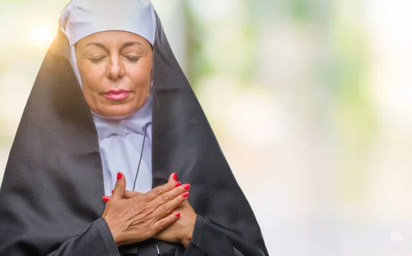 Seniorin Christlich Katholischer Nonne Mittleren Alters Über Isoliertem Hintergrund Lächelnd — Stockfoto