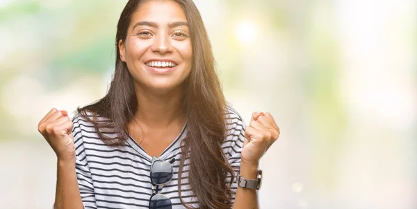 Giovane Bella Donna Araba Indossa Occhiali Sole Sfondo Isolato Celebrando — Foto Stock