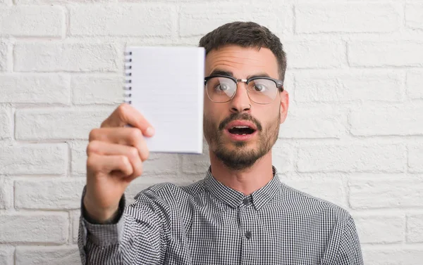 Jonge Volwassen Man Met Laptop Permanent Witte Bakstenen Muur Bang — Stockfoto