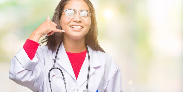 Joven Médico Árabe Mujer Sobre Fondo Aislado Sonriendo Haciendo Gesto —  Fotos de Stock