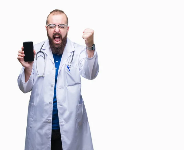 Giovane Medico Uomo Mostrando Schermo Smartphone Sfondo Isolato Infastidito Frustrato — Foto Stock