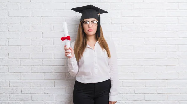 Mujer Adulta Joven Sobre Pared Ladrillo Blanco Que Usa Título — Foto de Stock